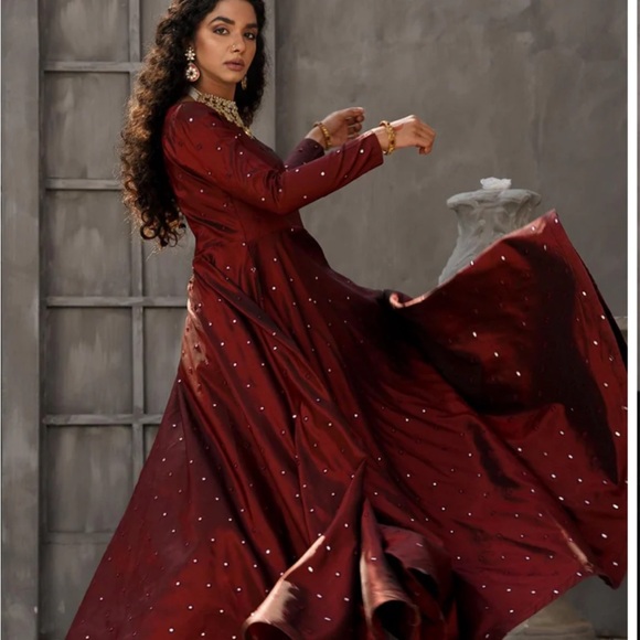 Elegant Maroon Dress - Picture 2 of 4